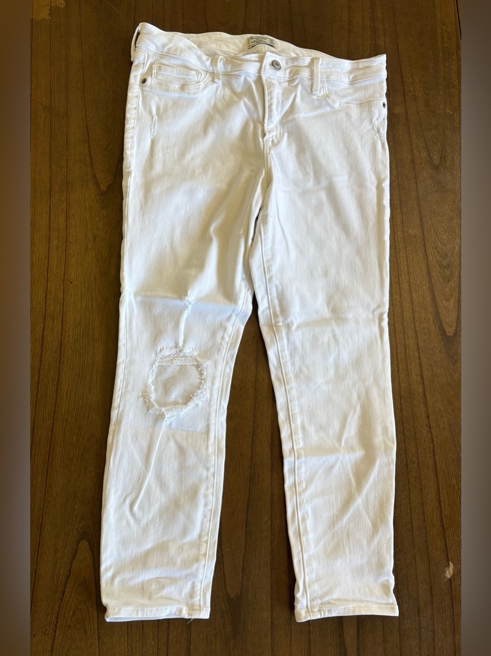 Abercrombie & Fitch White Skinny Jeans with Distressed Knee